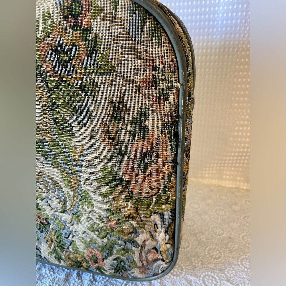 Vintage Jordache Tapestry Carry-on Luggage Suitcase 20”Wide x 14”High x 6” Deep - Picture 10 of 16